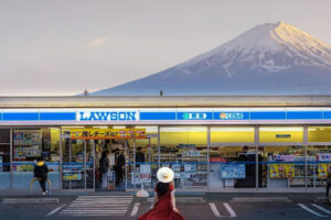 富士山を撮影できないように「目隠し」設置のローソンが、海外メディアでも話題に