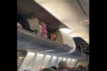 米・旅客機の収納棚に女性、横たわる姿を目撃【動画】