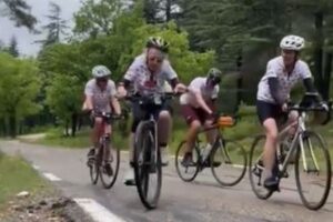 82歳のおばあちゃん、ガザ支援の募金を集めるため自転車で山を登る