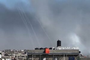 イスラエル軍のラファへの攻撃で少なくとも23人が死亡、各国が非難