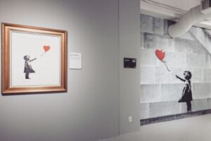 NYにバンクシーの美術館がオープン、再現された壁画など160点を展示