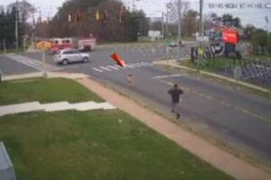 幼児が交通量の多い交差点に接近、理容師らが素早く気づき保護【アメリカ】