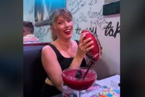 テイラー・スウィフトのそっくりさんがバーに出現、ファンを驚かす【動画】