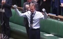 敗血症で両手足を失った英下院議員が復活、議場に現れ、拍手喝采を浴びる