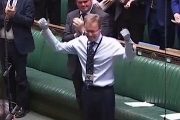 敗血症で両手足を失った英下院議員が復活、議場に現れ、拍手喝采を浴びる
