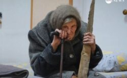 98歳のウクライナ人女性、ドネツク州の町から徒歩で避難