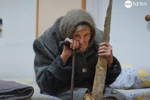 98歳のウクライナ人女性、ドネツク州の町から徒歩で避難