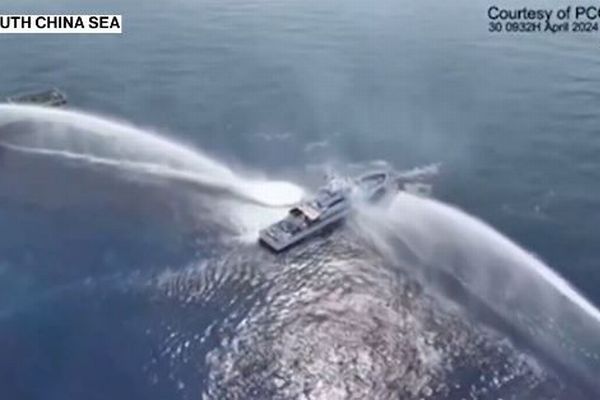 中国の巡視船がフィリピン沿岸警備隊の船などに放水【動画】