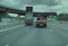 ダンプが荷台を上げたまま高速道路を走行、陸橋に激突【動画】
