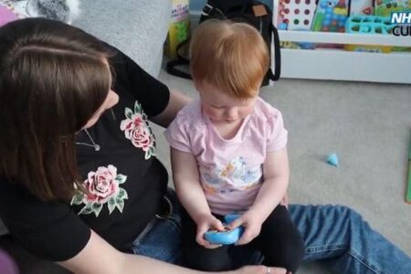 イギリスの幼児が遺伝子治療により、ほぼ完全に聴力を回復