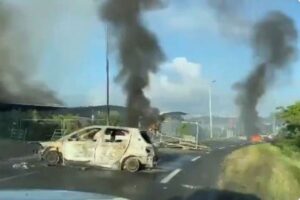 ニューカレドニアで、警察官がデモ参加者を射殺