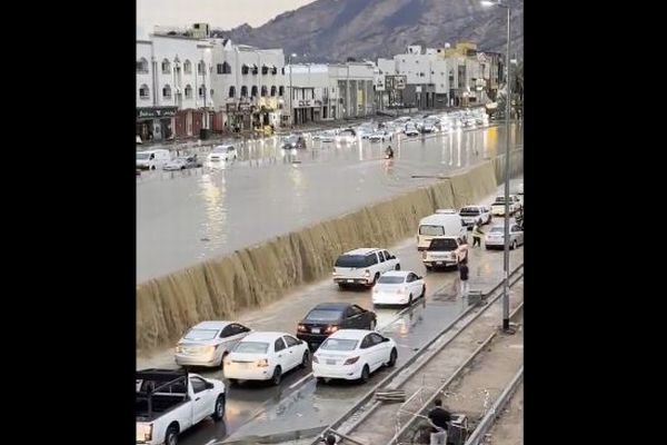 サウジアラビアで非常警報を発令、大雨により道路が冠水