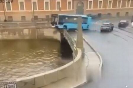 ロシアでバスが川へ転落、制御を失った走行が異常すぎる【動画】