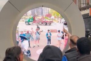 アメリカとアイルランドに未来の「窓」が設置され、住民らがコミュニケーション