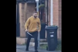 英で剣を持った男が無差別に襲撃、14歳の少年が死亡