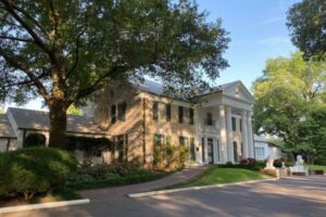 エルビス・プレスリーの邸宅、裁判所がオークションの差し止めを命じる