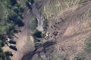ウクライナ軍が長距離ミサイルで攻撃、100名以上のロシア兵が全滅か？【動画】