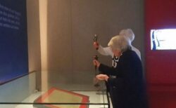 80代の女性2人が「マグナ・カルタ」の入った、展示ケースを破壊【動画】