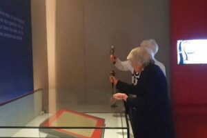 80代の女性2人が「マグナ・カルタ」の入った、展示ケースを破壊【動画】
