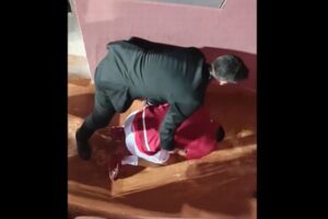 ジョコビッチ選手の頭にボトルが直撃、衝撃でうずくまってしまう【動画】