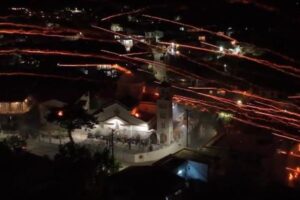 ギリシャの町で、毎年恒例の「ロケット花火戦争」が勃発