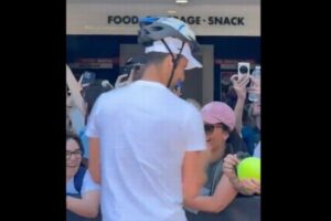 水筒の直撃を受けたジョコビッチ、今度はヘルメットを着けてファンにサイン
