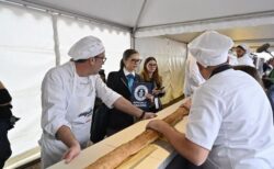 フランスのパン職人が140mのバゲットを焼き上げ、世界記録を更新