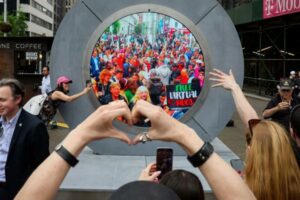 NYに設置された未来の「窓」が一時停止、女性が胸を曝すなどの不適切行為