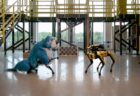 「ボストン・ダイナミクス」のロボット犬が、犬の衣装をまといダンス