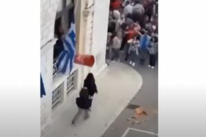 ギリシャの島で行われた伝統行事で、女性の頭に水差しが当たり負傷