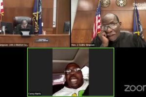 免停中の男性、裁判所のリモート審問に運転しながら出席、判事も呆れる