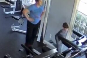 6才の男児がランニングマシンで走らされ続け、父親から過酷な虐待を受ける