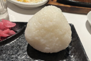 女子が腋の下で握る「腋おにぎり」、日本で販売されていると海外メディアが報じる