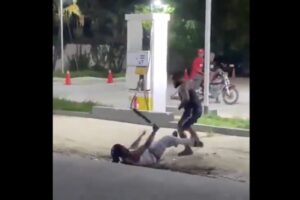 喧嘩で切り落とされた自分の手首を、冷静に拾って帰る男の映像がショッキング