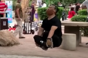 中国で流行中の顎吊り健康法で、男性が死亡