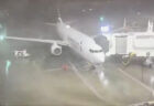 空港に駐機中のボーイング機、強風で勝手に動いてしまう【動画】