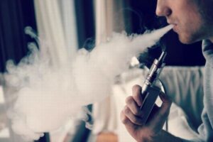 「ベイプ」に含まれる化学物質、加熱すると人に害を及ぼす可能性