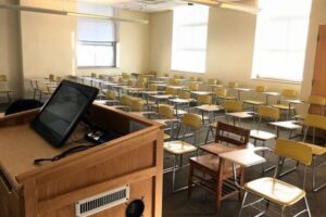 イングランド全土の小中学校で陰謀論が蔓延、教師への調査で明らかに