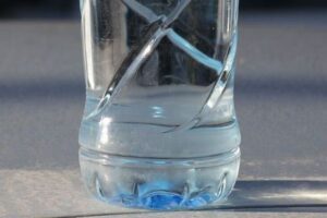 ペットボトルの中に、24万個のプラスチックの粒子が含まれていると判明