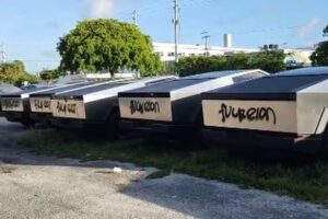 「くそったれ。イーロン！」34台の「サイバートラック」に落書き