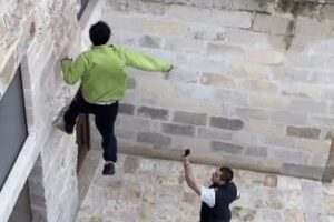 天罰か？世界遺産でパルクールをしていた男性、痛い目に合う【動画】