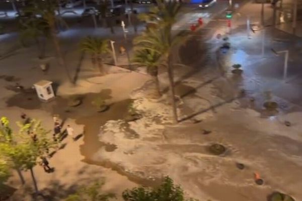 スペインのマヨルカ島で「ミニ津波」が発生、ビーチ沿いの道路が浸水【動画】