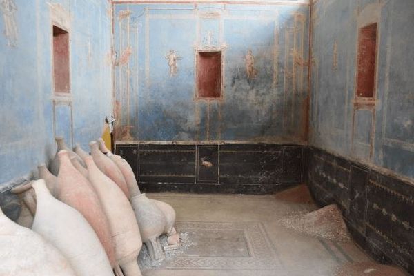 ポンペイの遺跡から、華やかな青い壁の部屋を発見