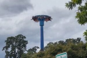 恐怖！米の遊園地で乗り物が故障、乗客が30分も逆さまの状態に