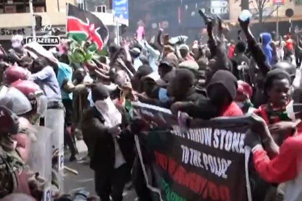 ケニアで増税に反対するデモ参加者に対し、警察官が発砲し13人が死亡【動画】
