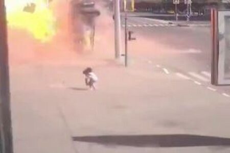 ロシア軍の誘導弾が建物を直撃し大爆発、歩いていた女性が危機一髪【動画】