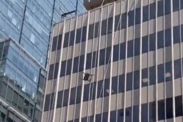 NYの高層ビルから突然、椅子などが落下、誰かが投げ捨てる【動画】