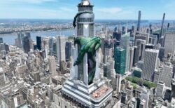 NYのエンパイア・ステート・ビルの頂上に、ドラゴンが出現！