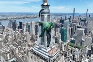 NYのエンパイア・ステート・ビルの頂上に、ドラゴンが出現！