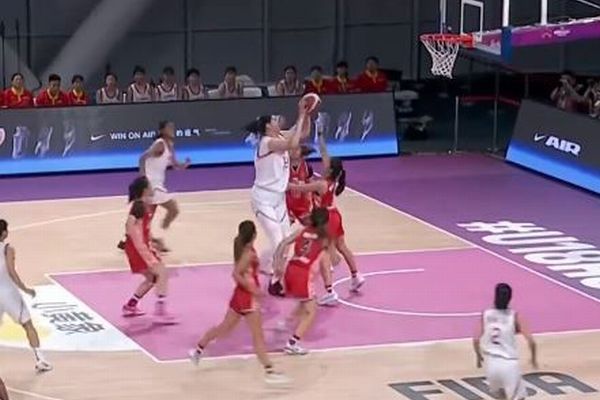中国の女子バスケ選手が巨大すぎた！驚異の身長220cmでシュートも余裕